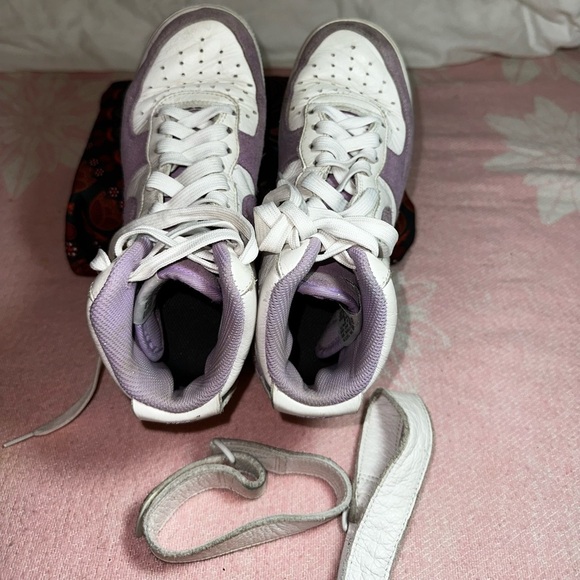 Nike White and Lavender Sneakers - Picture 4 of 8